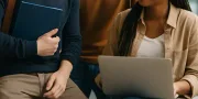 Jeunes professionnels en pleine séance de brainstorming dans un bureau moderne