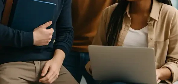 Jeunes professionnels en pleine séance de brainstorming dans un bureau moderne