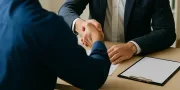 Recruteur accueillant un candidat pour un entretien d’embauche dans un bureau