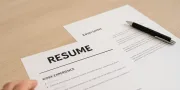 Candidat remplissant un formulaire de candidature en ligne avec CV et lettre de motivation