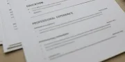 Recruteur analysant le CV et la lettre de motivation d’un candidat à son bureau