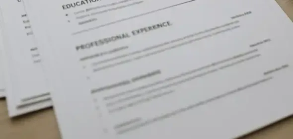 Recruteur analysant le CV et la lettre de motivation d’un candidat à son bureau