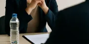 Candidat restant calme pendant un entretien d’embauche avec un recruteur