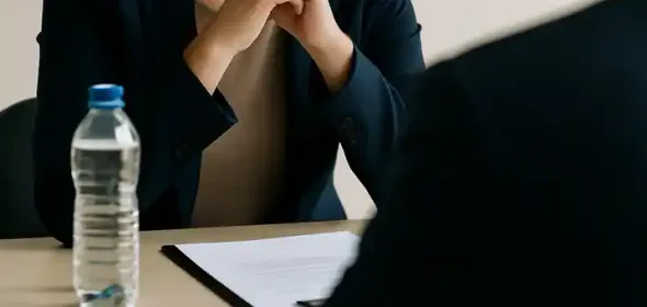 Candidat restant calme pendant un entretien d’embauche avec un recruteur