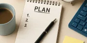 Chercheur d’emploi restant motivé pendant une longue recherche avec carnet et planning