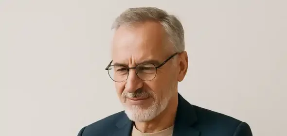 Candidat de plus de 50 ans préparant une candidature sur un ordinateur portable